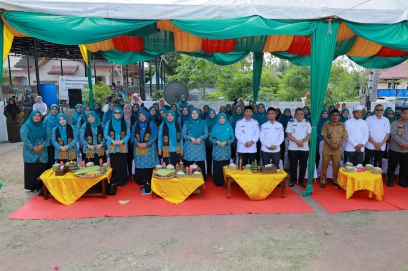 Foto bersama pada penyambutan tim penilai Lomba Gelari Pelangi PKK Tingkat Provinsi Aceh tahun 2025 di Gampong Gla Meunasah Baro, Kecamatan Krueng Barona Jaya, Aceh Besar, Rabu (30/7/2025). FOTO/ MC ACEH BESAR