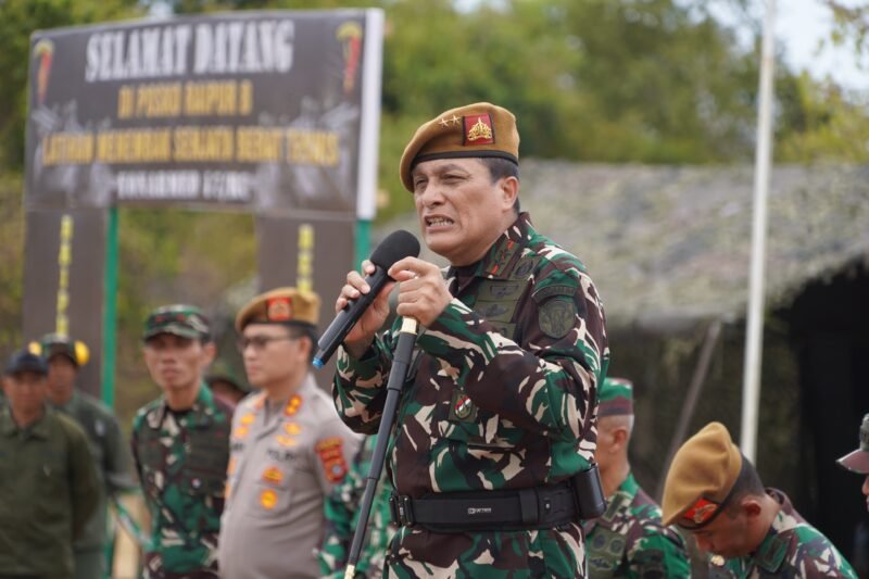 Mayor Jenderal TNI Niko Fahrizal, M.Tr.(Han)., meninjau secara langsung pelaksanaan Latihan Menembak Senjata Berat Teknis (Latbakjatratnis) yang dilaksanakan oleh Batalyon Artileri Medan 17/Rencong Cakti, Baterai Tempur B, di Desa Cot Leupeu, Kecamatan Muara Tiga, Kabupaten Pidie, Rabu (30/07/2025).