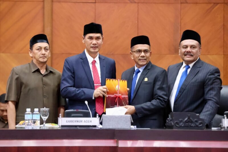 Rapat dipimpin oleh Wakil Ketua DPRA Saifuddin Muhammad, didampingi Wakil Ketua II Ali Basrah, sementara dari Pemerintah Aceh diwakili oleh Plt. Sekretaris Daerah (Sekda) Aceh Muhammad Nasir. Rabu, (30-07-2025).