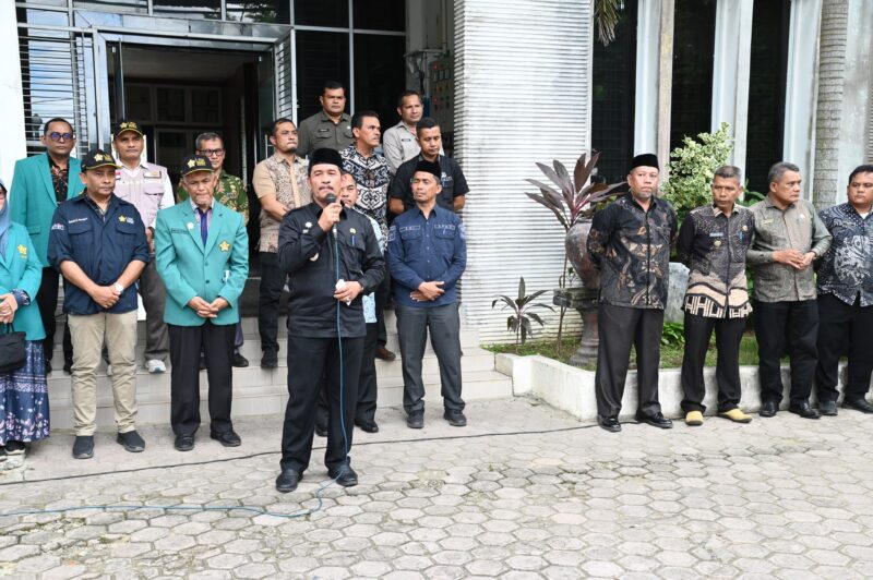 Wakil Bupati Aceh Besar Drs H Syukri A Jalil menyampaikan sambutan dan pelepasan Mahasiswa KKN USK di halaman Gedung Dekranasda, Gampong Gani, Kecamatan Ingin Jaya, Aceh Besar, Kmais (31/07/2025). FOTO/MC ACEH BESAR