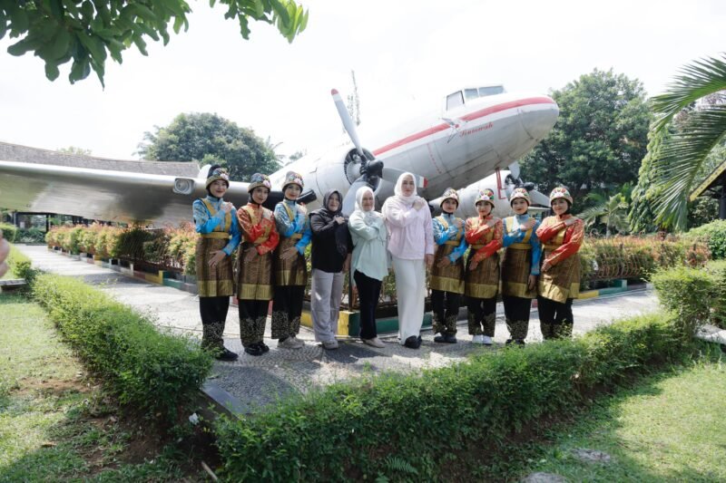 Ketua Dewan Kerajinan Nasional Daerah (Dekranasda) Aceh, Ny. Marlina Muzakir, melakukan kunjungan kerja ke Anjungan Aceh di Taman Mini Indonesia Indah (TMII), Jakarta, Kamis, 31 Juli 2025.
Di dampingi Wakil Ketua Dekranasda Aceh, Ny. Mukarramah Fadhlullah, serta istri Ketua DPR Aceh, Ny. Rizawati Zulffadhli.kamis,(31-07-2025).