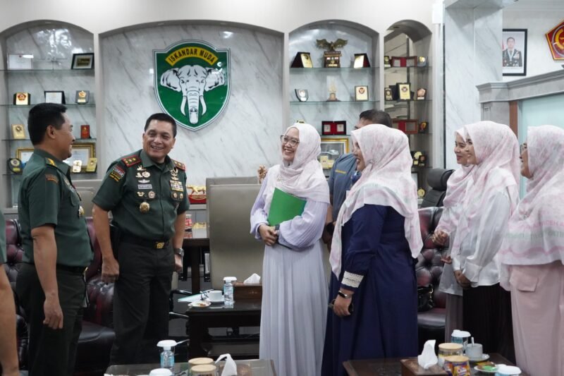 Jenderal TNI Niko Fahrizal, M.Tr.(Han)., menerima audiensi dari jajaran pengurus Asosiasi Ibu Menyusui Indonesia (AIMI) Daerah Aceh yang dipimpin langsung oleh Ketua AIMI Aceh, dr. Niken Asri Utami, Sp.OG, Subsp. KFm, IBCLC. Pertemuan berlangsung di Ruang Kerja Pangdam IM, Markas Kodam Iskandar Muda, Banda Aceh, Kamis siang, dalam suasana hangat, terbuka, dan penuh semangat kolaboratif. Kamis (31-07-2025).