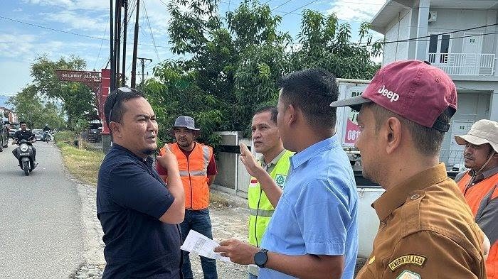 Anggota DPRA, Munawah Ar Ngohwan bersama tim dari Dinas PUPR Aceh melakukan peninjauan di kawasan Jalan Ulee Kareng-Lamreung, Selasa (24-06-2025).