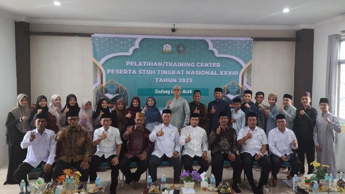 Kepala DSI Aceh, Zahrol Fajri, MH foto bersama dengan para peserta Seleksi Tilawatil Qur’an dan Hadis (STQH) Nasional XXVIII Tahun 2025 utusan Aceh dan pelatih dalam acara pembukaan Training Center yang digelar di Gedung LPTQ Aceh, Senin 21/7/2025 (Foto:Ist)
