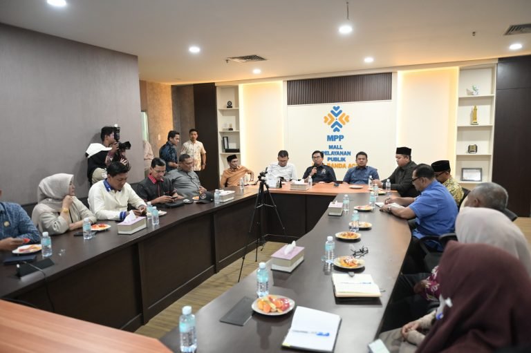 Ketua DPRK Irwansyah ST ini turut didampingi Wakil Ketua I Daniel Abdul Wahab, S.Pd, Wakil Ketua III Dr. Musriadi, S.Pd, M.Pd, Farid Nyak Umar, S.T, Tuanku Muhammad, M.Ag, Abdul Rafur, Hj. Efiaty Z, A.Md, Sofyan Helmi, S.E., M.Si., M. Arifin, Tgk. Januar Hasan, Ramza Harli, S.E dan M. Iqbal, S.T. Kamis .(03-07-2025).foto.lst