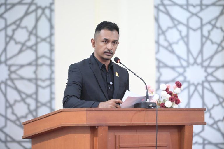 Fraksi Gerindra Teuku Arief Khalifah dalam Rapat Paripurna Dewan yang berlansung di Lantai 4 Gedung DPRK Banda Aceh, Selasa (15-07-2025).