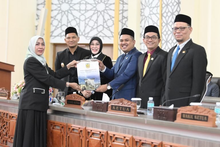 Fraksi Golkar, PPP dan PKB Syarifah Munirah menyambut baik terhadap Perubahan Qanun Nomor I Tahun 2024 Tentang Pajak dan Retribusi Daerah. Hal ini disampaikan dalam rapat Paripurna Dewan Selasa, (15-07-2025).