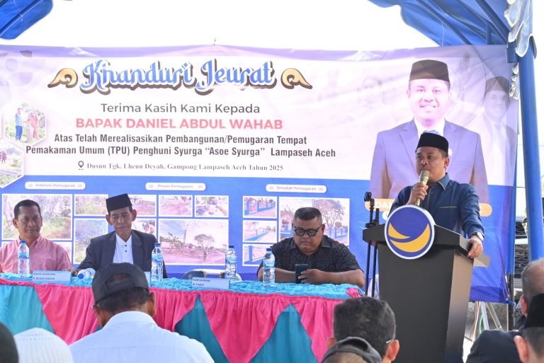 Wakil ketua DPRK Banda Aceh Daniel Abdul Wahab menghadiri Khanduri Jeurat, di lokasi pemakaman umum tersebut, Sabtu (26-07-2025).