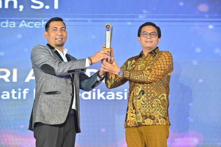 Penghargaan tersebut diterima Ketua DPRK Banda Aceh pada malam penganugrahan penghargaan The Aceh Post Awards 2025, di Hotel Hermen Palace, Sabtu (26-07-2025).