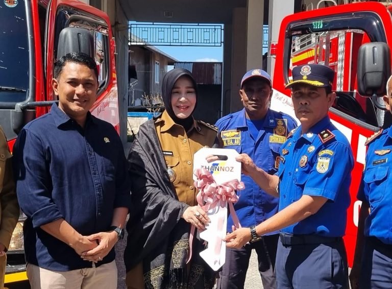 Illiza Sa’aduddin Djamal, menyahkan 2 mobil  Damkar di halaman kantor Damkar Banda Aceh, Selasa (29/07/2025).