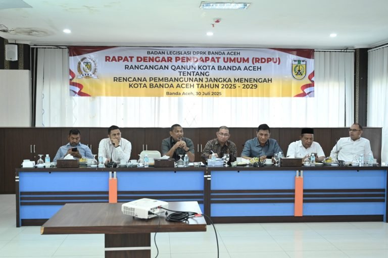 RDPU itu dipimpin oleh Ketua Banleg DPRK Banda Aceh, Ramza Harli. Lalu juga hadir Wakil Ketua Banleg, Faisal Ridha serta anggota, Sofyan Helmi dan Zulkasmi. Para peserta mulai unsur OPD, akademisi, hingga lembaga kemasyarakatan, rabu, (30-07-2025).