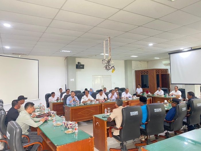 DPRK) Aceh Timur menggelar rapat koordinasi terkait kelangkaan beras yang terjadi di Kabupaten Aceh Timur. Rapat yang melibatkan perwakilan dari Bulog Langsa tersebut bertujuan untuk mencari solusi atas permasalahan tersebut dan memastikan ketersediaan beras bagi masyarakat. Rabu, (02/06/2025).foto.lst