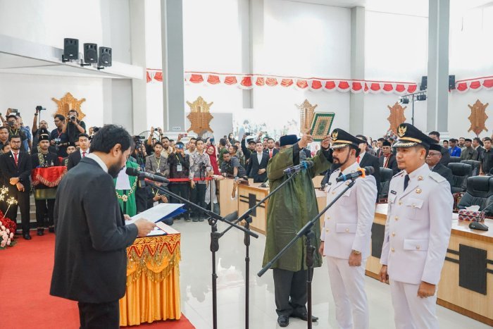 DPRK) Aceh Timur sukses menyelenggarakan Rapat Paripurna Istimewa yang menandai pelantikan Iskandar Usman Al Farlaky dan T Zainal Abidin sebagai Bupati dan Wakil Bupati Aceh Timur Masa Jabatan 2025-2030. Rabu.(19-03-2025).foto.lst.