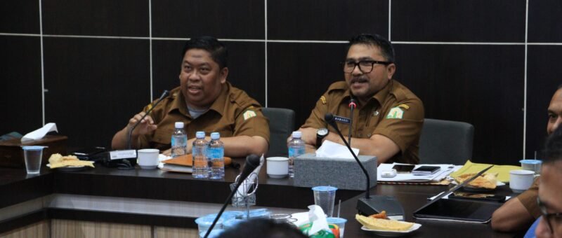 Kepala Dinas PUPR Aceh, Ir. Mawardi, ST, serta dihadiri oleh seluruh pejabat struktural PUPR dan Kepala Biro Organisasi Setda Aceh, Daniel Arca, A.Ks., M.Si bersama staf jajarannya.senin (14-07-2025).