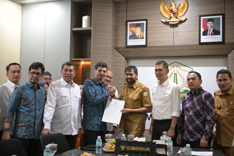 Gubernur Aceh Muzakir Manaf, Presiden Direktur Mubadala Energy Indonesia Abdulla Bu Ali, Wali Kota Lhokseumawe Sayuti Abubakar, pejabat dari SKK Migas, Kementerian ESDM, Badan Pengelola Migas Aceh (BPMA), perwakilan Harbour Energy, dan pihak terkait lainnya. Kepala SKK Migas Kalimantan dan Sulawesi, Azhari Idris, tokoh migas asal Aceh,Selasa,(15-07-2025).