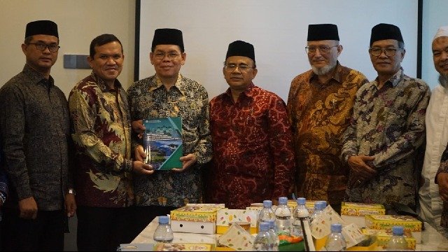 Wakil Gubernur Aceh, Fadhlullah didampingi Kepala Dinas Syariah Islam Aceh, Zahrol Fajri bersmaa Sekjen MUI, Buya Amirsyah saat bersilaturahmi dengan Sekjen MUI di kantor MUI Pusat, Jakarta Pusat, Rabu, (23-07-2025).