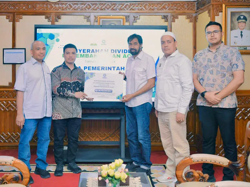Penyerahan dilakukan secara simbolis oleh Direktur Utama PEMA, Mawardi Nur, kepada Gubernur Aceh, H. Muzakir Manaf (Mualem), di Kantor Gubernur Aceh, Senin (30-06-2025).