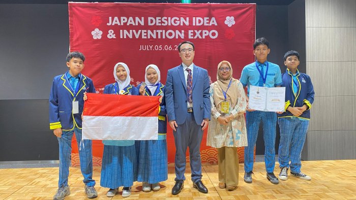 siswa SMA Negeri 7 Banda Aceh dan SMA Labschool Banda Aceh yang berhasil meraih medali perak dalam ajang bergengsi tingkat internasional, Japan Design, Idea and Invention Expo (JDIE) 2025, yang berlangsung pada ( 5–6 Juli 2025) di Jepang.