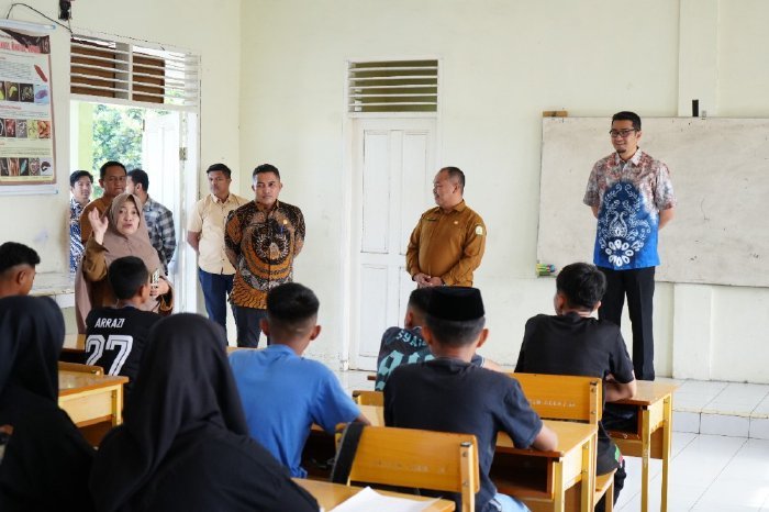 Kepala Dinas Pendidikan Aceh, Marthunis, S.T., D.E.A., meninjau pelaksanaan MPLS di empat sekolah unggulan Aceh Tengah dan Bener Meriah guna memberi motivasi kepada siswa baru menyambut tahun ajaran 2025/2026.