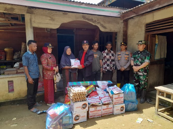 Pemkab Aceh Timur Salurkan Bantuan Masa Panik untuk Korban Angin Kencang di Tampur Paloh.Rabu.(02-07-2025).foto.lst