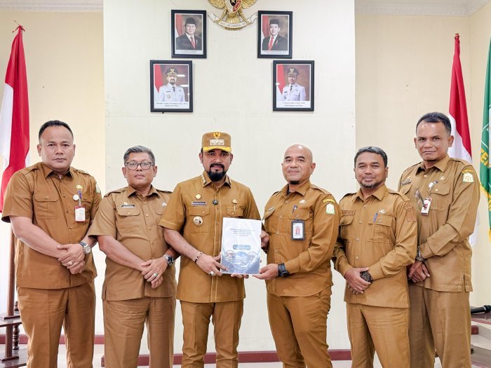 Iskandar Usman Al-Farlaky, S.H.I., M.Si., memimpin rapat evaluasi bersama Tim Penyusun Rencana Pembangunan Jangka Menengah (RPJM) Kabupaten Aceh Timur, Senin,(07-07-2025).foto.lst