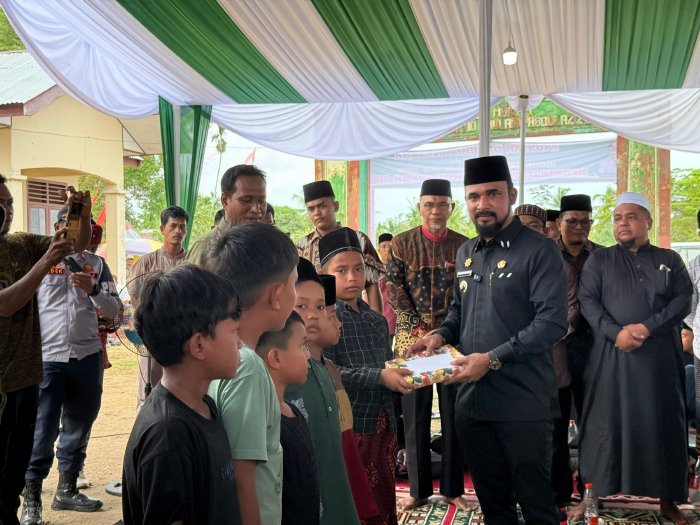 Al-Farlaky saat menghadiri kegiatan Haul ke-1223 Sultan Alaiddin Sayid Maulana Abdul Aziz Syah yang dipusatkan di Komplek Makam Sultan Abdul Aziz Syah, Gampong Bandrong, Kecamatan Peureulak, Kamis (10-07-2025).foto.lst