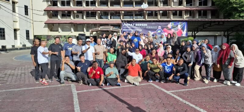 Dharma Wanita Persatuan (DWP) Dinas Pekerjaan Umum dan Penataan Ruang (PUPR) Aceh menggelar kegiatan gotong royong dan senam Zumba bersama, yang berlangsung di halaman kantor Dinas PUPR Aceh, Banda Aceh, pada Jumat (11-07-2025).