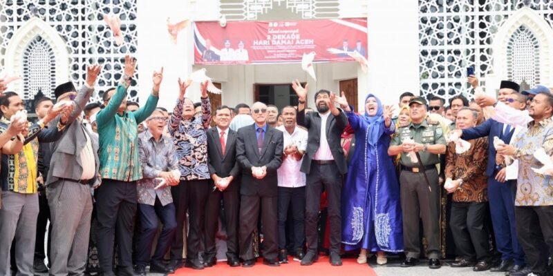 Gubernur Aceh Muzakir Manaf, bersama Wakil Gubernur Aceh, Fadhlullah, SE, Forkopimda Aceh, Tokoh Perdamaian Aceh, LSM/NGO beserta tamu undangan lainnya, melepas burung merpati sebagai simbol perdamaian pada acara Peringatan 2 Dekade (20 Tahun) Damai Aceh di Balee Meuseuraya Aceh (BMA), Banda Aceh, Jum'at, (15-8-2025).