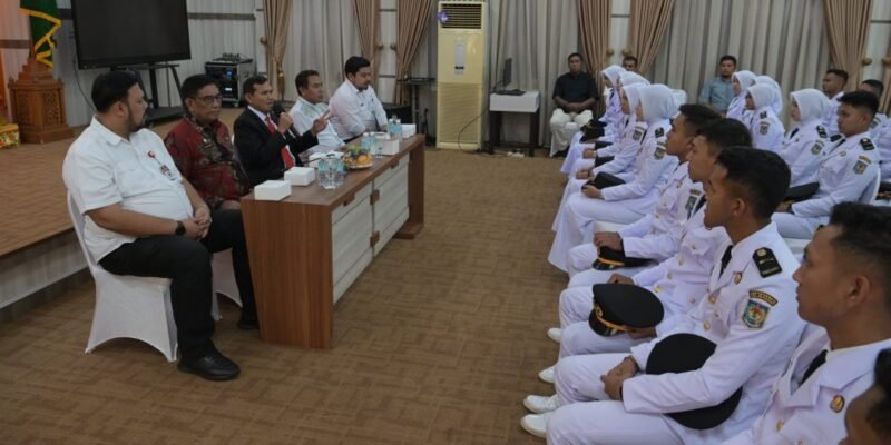 Wakil Gubernur Aceh, Fadhlullah, SE, didampingi Asisten Administrasi Umum Sekda Aceh, Drs. Muhammad Diwarsyah, M.Si, Kadis Perkim Aceh, Dr. T. Aznal Zahri, S.STP, M.Si, dan Kepala BKA, Abd Qahar, S.Kom, MM, beserta jajaran, saat memberikan arahan kepada Purna Praja IPDN Angkatan XXXII di Aula Pendopo Wakil Gubernur Aceh, Banda Aceh, Jum'at (15-8-2025).