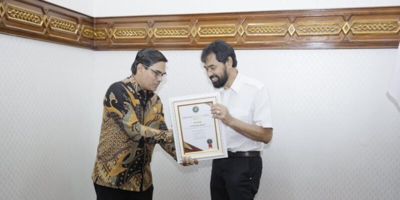 Gubernur Aceh Muzakir Manaf, saat menerima piagam penghargaan 