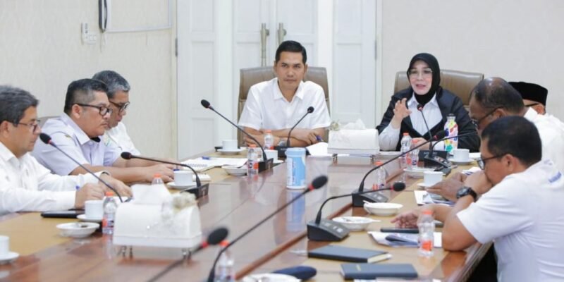 Sekda Aceh, M. Nasir, S.IP, MPA, didampingi Kepala SKPA/Biro terkait, melakukan rapat lingkar Jalan RSUDZA bersama Wali Kota Banda Aceh, Illiza Sa'aduddin Djamal, SE, beserta jajaran, di Pendopo Wali Kota Banda Aceh, Rabu, (20/8/2025).