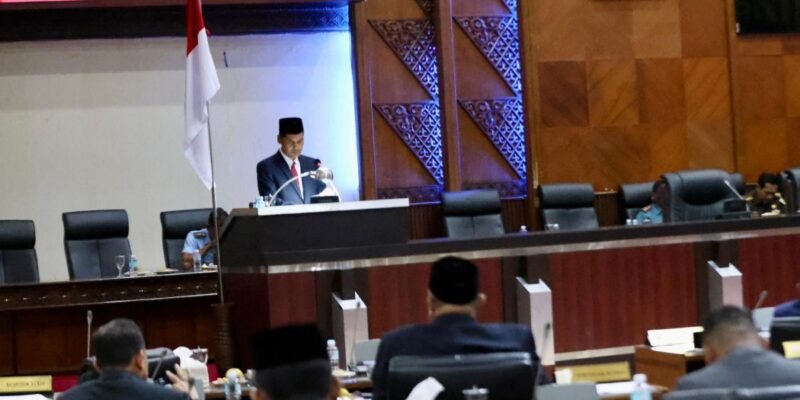 Sekda Aceh, M. Nasir, S.IP, MPA, saat menyampaikan Tanggapan Gubernur Aceh Terhadap Pendapat/Laporan Badan Legislasi DPRA atas Rancangan Qanun Aceh tentang RPJMA tahun 2025-2029, di Gedung Utama DPRA, Banda Aceh, Kamis, (21/8/2025).
