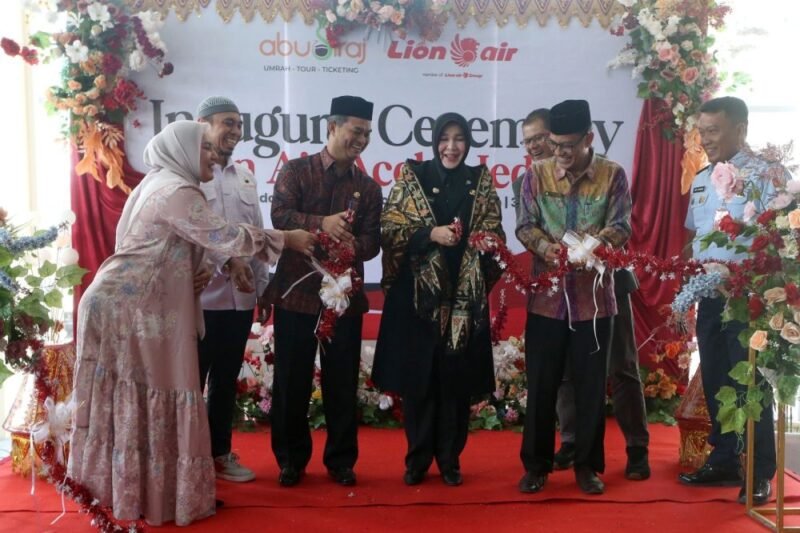 Wali kota banda aceh illiza sa'aduddin melepas jamah umroh perdana penerbangan Lion Air Aceh - Jeddah  Kamis,31 Juli 2025 (Foto:Ist)