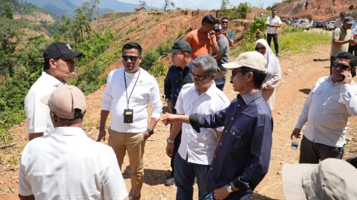 Tinjau Langsung, Anggota DPRA Dapil 1 saat melakukan kunjungan dapil dan meninjau proyek Jalan Lintas Jantho-Lamno, Selasa (05/08/2025).