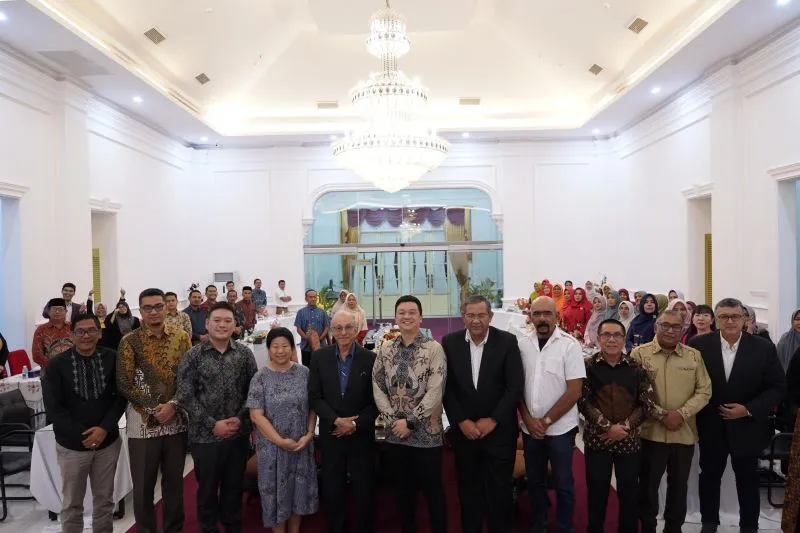 Wali Nanggroe Aceh Tgk Malik Mahmud Al Haythar bersama para guru saat bertemu dengan perwakilan Pemerintah Singapura, di Aceh Besar, Jumat (18/7/2025).