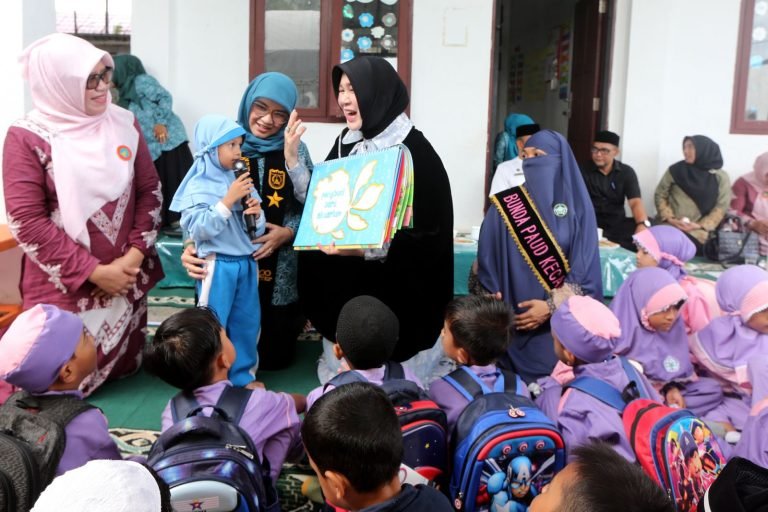 dikunjungi tamu istimewa, Wali Kota Illiza Sa’aduddin Djamal. Bukan sendiri, Bunda PAUD Kota Banda Aceh datang bersama Bunda Literasi Dessy Maulidha yang juga Ketua Tim Penggerak PKK Banda Aceh, jum'at (01-08-2025).