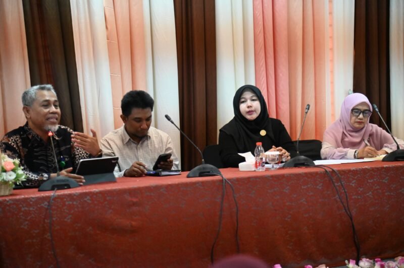 Bunda PAUD Aceh Besar Hj Rita Mayasari, Wakil Bunda PAUD Aceh Besar, Hj Nurul Fazli SAg, foto bersama pada acara Sosialisasi model kolaborasi peningkatan Angka Partisipasi Sekolah (APS) jenjang PAUD (KOMPAS PAUR) di Gedung Dekranasda, Gampong Gani, Kecamatan Ingin Jaya, Aceh Besar, Jumat (01/08/2025). FOTO/MC ACEH BESAR