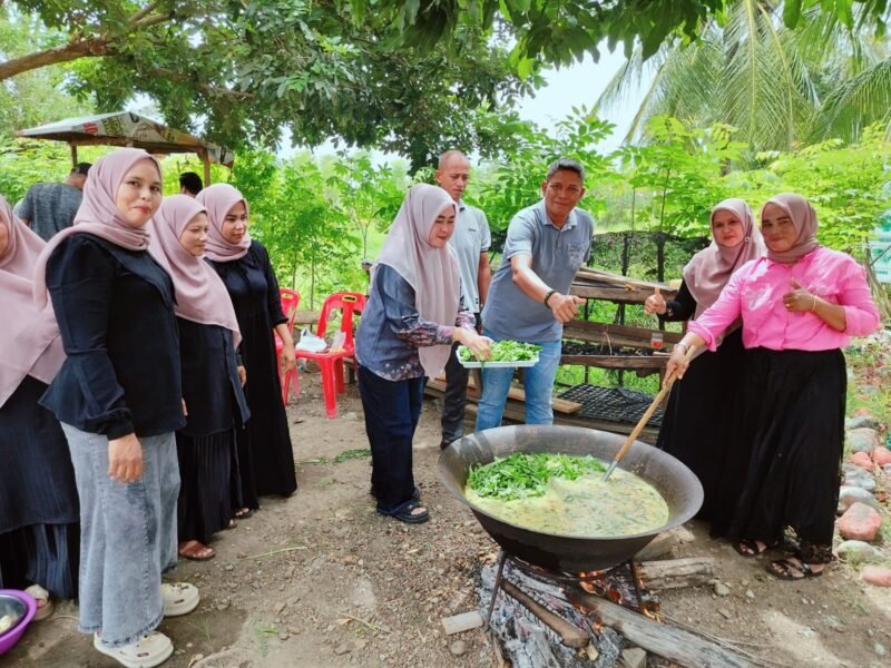 Hari Ulang Tahun (HUT) Kemerdekaan Republik Indonesia ke-80, Polsek Simpang Tiga, Aceh Besar menggelar kegiatan masak bersama yang penuh makna dan keakraban.