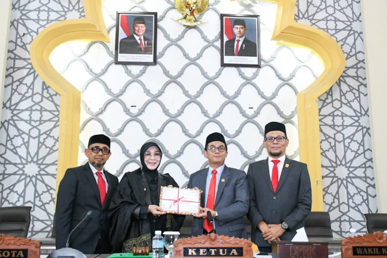 Illiza Sa’aduddin Djamal menyerahkan secara resmi dokumen Rancangan Kebijakan Umum Anggaran dan Prioritas Plafon Anggaran Sementara (RKUA-PPAS) APBK-P 2025 kepada legislatif, Senin, (04-08-2025).