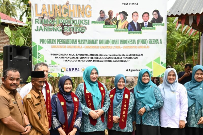 Asisten II Sekdakab Aceh Besar H. M Ali S.Sos MSi bersama Ketua TP PKK Provinsi Marlina Usman foto bersama seusai Launching Rumah Produksi Janeng di Gampong Riting, Kecamatan Indrapuri, Aceh Besar, Senin (04/08/2025). FOTO/MC ACEH BESAR
