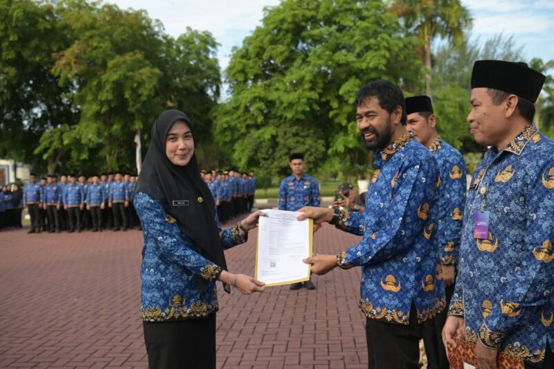 Gubernur Aceh Muzakir Manaf didampingi Sekda Aceh dan Sejumlah Kepala SKPA Menyerahkan SK PPPK secara simbolis pada Apel Pagi Setda Aceh, dihalaman Kantor Gubernur Aceh Banda Aceh,(04-08-2025).