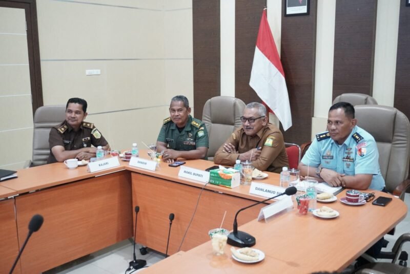 Kepala Badan Kesatuan Kebangsaan dan Politik (Kaban Kesbangpol) Sofian SH bersama unsur Forkopimda mengikuti Rakor secara virtual dengan Kemwndagri RI dari Ruang Rapat Kantor Bupati Aceh Besar, KOTA JANTHO, Senin (04/08/2025).
FOTO/MC ACEH BESAR
