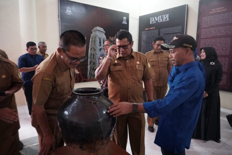 Sekda Aceh Besar Bahrul Jamil meninjau artefak sejarah pada peringatan Hari Purbakala di di Museum Meuseuraya, Kota Jantho, Selasa (5/8/2025). FOTO/MC ACEH BESAR