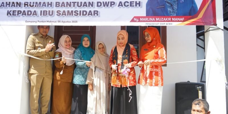 Plt. Ketua DWP Aceh, Ny. Malahayati M. Nasir, foto bersama saat menyerahkan Bantuan Rumah Sangat Sederhana kepada Ibu Samsidar, Warga Gampong Panton Makmur, di Aceh Jaya, Selasa (05-08-2025).