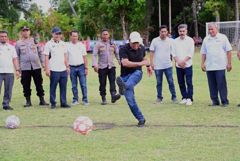 Bupati Aceh Besar, H Syech Muharram Idris menendang bola pada pembukaan Turnamen HUT ke 61 Persalam di Lapangan Bola Lam Cot, Kecamatan Darul Imarah, Aceh Besar, Rabu (06/08/2025. FOTO/MC ACEH BESAR