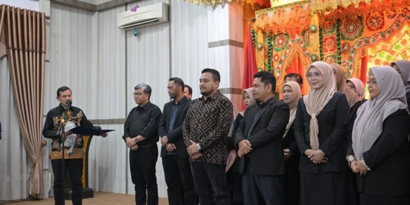 Wakil Gubernur Aceh, Fadhlullah, SE, saat mengukuhkan Ketua dan Pengurus Aceh Australian Alumni (AAA) periode 2025–2028, di Rumah Dinas Wakil Gubernur Aceh, Banda Aceh, Rabu (06-08-2025).