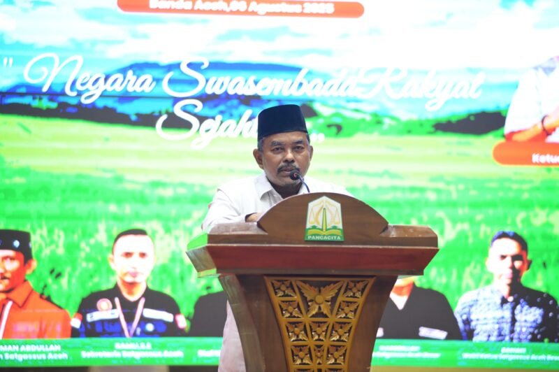 Asisten II Sekda Aceh Besar M Ali SSos MSi, menyampaikan sambutannya, saat menghadiri pelantikan Satgassus Swasembada Pangan tingkat kecamatan se-Kabupaten Aceh Besar, di Anjong Mon Mata, Pendopo Gubernur Aceh, Kota Banda Aceh, Rabu (6/8/2025). FOTO/ MC ACEH BESAR