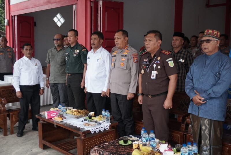 Wakil Bupati Aceh Besar Drs Syukri A Jalil bersama unsur Forkopimda Aceh Besar mengikuti Peresmian 8 Satuan Pelayanan Pemenuhan Gizi (SPPG) operasional dan Groundbreaking 205 Unit SPPG Polri serentak secara virtual dari Gampong Suka Mulia, Saree, Lembah Seulawah, Rabu (6/8/2025).
FOTO/MC ACEH BESAR