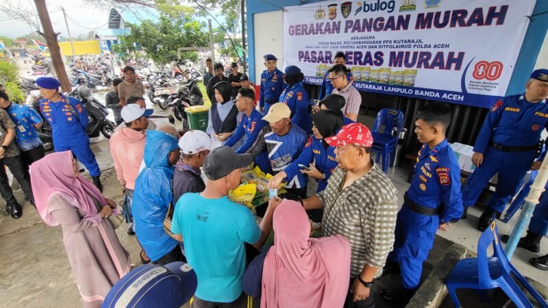 Ditpolairud Polda Aceh menyalurkan sebanyak 1,2 ton beras murah kepada masyarakat dalam kegiatan Gerakan Pangan Murah (GPM) yang digelar di Kantor Syahbandar Perikanan Lampulo, Kota Banda Aceh, pada Kamis, 7 Agustus 2025.