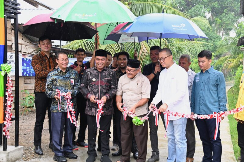 Bupati Aceh Besar, H Syech Muharram Idris memotong pita tanda diresmikannya Program Pembangunan Jalan Masjid Tuha, Gampong Lamrabo, Kecamatan Kuta Baro, Aceh Besar, Kamis (07/08/2025). FOTO/MC ACEH BESAR